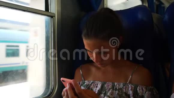 女孩上网通过电话通过火车站特写视频的预览图