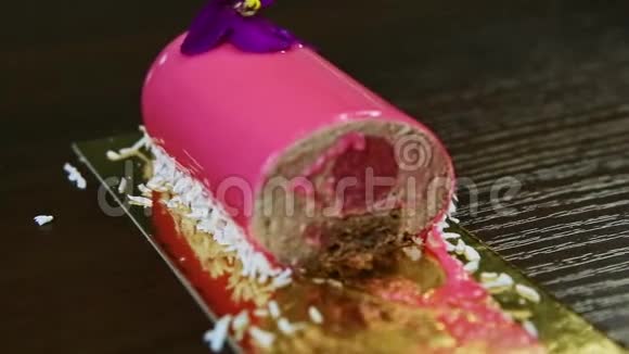 半份巧克力慕斯甜点水果馅和粉红色镜面釉视频的预览图