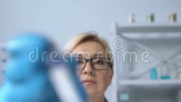 高级女治疗师把体温计录入镜头进行防疫治疗视频的预览图