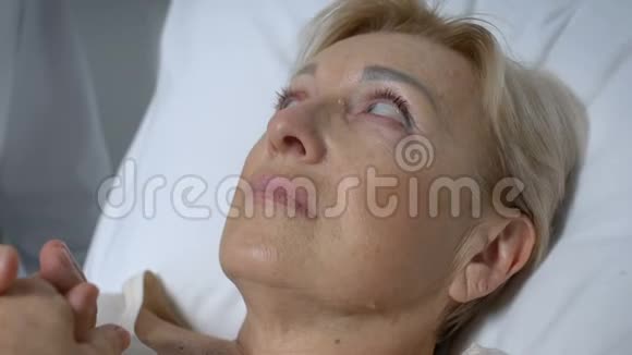 虚弱的女士病人躺在病床上哭泣诊断不治之症视频的预览图