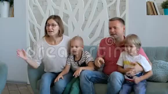 激动人心的家庭球迷一起看电视庆祝进球视频的预览图