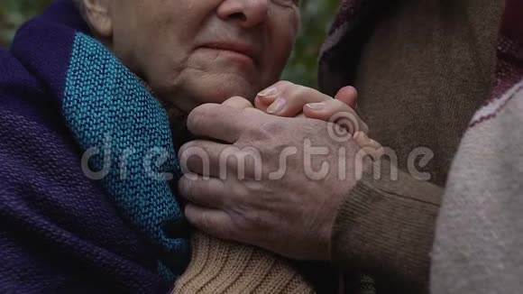 老年妇女牵着配偶的手哭泣退休人员的社会不安全视频的预览图