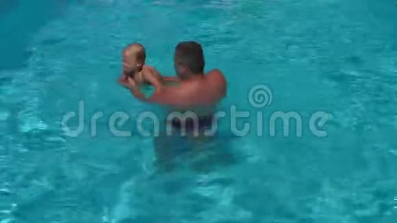 爸爸和女儿在游泳池里视频的预览图