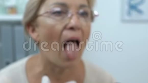 男性耳鼻喉科医生检查老年女性咽喉流感病毒症状视频的预览图