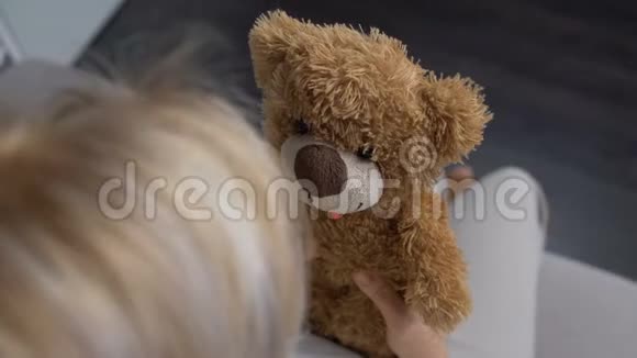 家中抱着泰迪熊的老病妇希望身体恢复健康视频的预览图