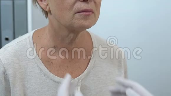 肿瘤学家检查老年女性淋巴腺咽喉癌风险健康视频的预览图