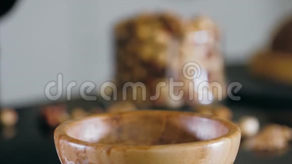 糕点厨师是用焦糖蘸榛子做蛋糕的配料视频的预览图