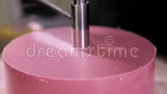 糖果师正在用圆切割机上的粉红色巧克力做花瓣视频的预览图