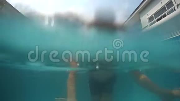 快乐的小男孩在游泳池的水里潜水一次水下射击视频的预览图
