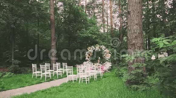 露天森林婚礼装饰的细节视频的预览图