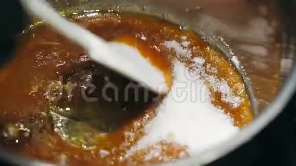 糖的特写在酱锅里融化特写视频的预览图