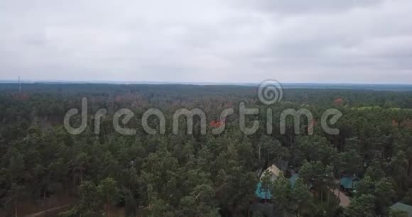 空中景色飞过俯瞰广阔森林的房屋视频的预览图