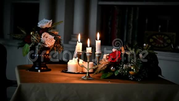 圣诞蜡烛正在假日桌上燃烧视频的预览图