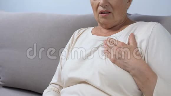 患有胸痛的老年妇女服用止痛药有心脏病发作的危险视频的预览图