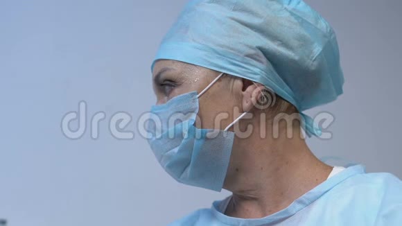 精疲力竭的女医生在复杂手术治疗后看病人POV视频的预览图