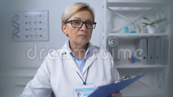 女护士在分配给病人的医疗表格第一次访问诊所视频的预览图