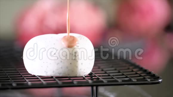 在慢动作的心形甜点上涂上一层玻璃视频的预览图