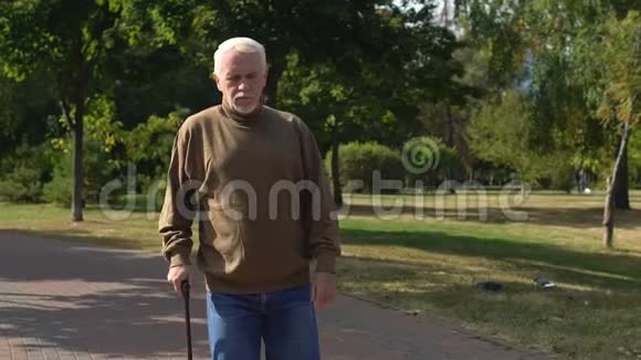 老年男性退休老人手杖户外老年困难娱乐视频的预览图