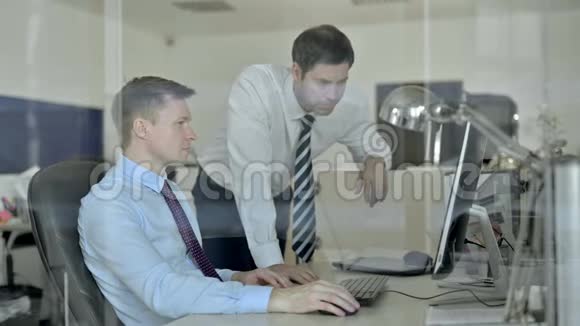 在使用办公电脑时令成熟的商人感到震惊视频的预览图