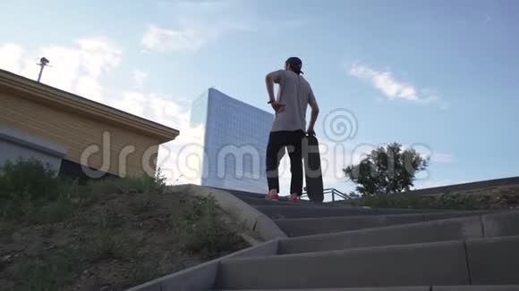 公园内滑板车与滑板站后景视频的预览图