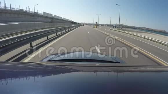 从移动蓝色汽车的高速公路视图葡萄园在左边围棋是在汽车的屋顶上鱼眼视频的预览图