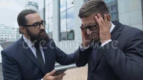 一个满脸胡子的男人用一种可怕的头痛来支持他的商业同事视频的预览图