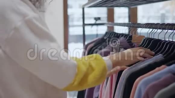 女人在商场里挑选衣服视频的预览图