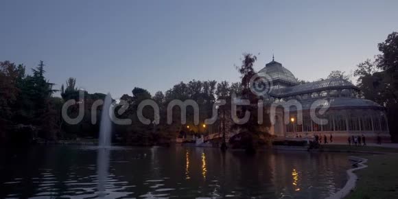 在西班牙马德里的Retiro公园水晶宫或PalaciodeCristal的日落景色视频的预览图
