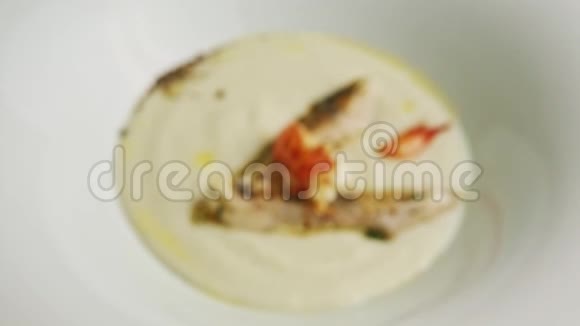 近距离观看美味的白奶油汤配对虾和炸鱼片视频的预览图