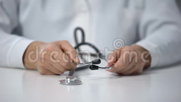 熟练的医生穿着听诊器准备检查病人和保健人员视频的预览图