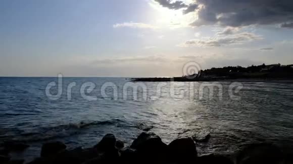 黑海海岸有大石头海浪在阳光明媚的夏日四周飞溅黑海视频的预览图