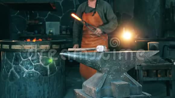 一个人在锻炉的铁砧上用刀工作视频的预览图