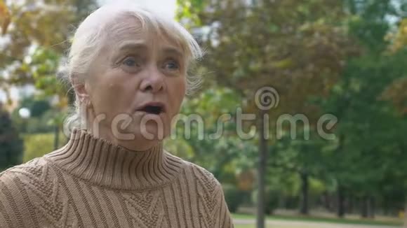 70岁的女人对高年级的丈夫尖叫家庭冲突误解视频的预览图