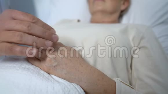 男人牵着生病的女人的手支持和安慰她家庭关系视频的预览图