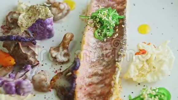 装饰精美的烤鱼片蔬菜在盘子上旋转视频的预览图
