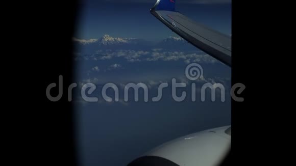 从飞机窗户上看到的山云飞机发动机机翼喜马拉雅山珠峰视频的预览图