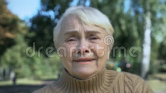 伤心哭泣的老妇人用手捂着脸问题绝望坏消息视频的预览图
