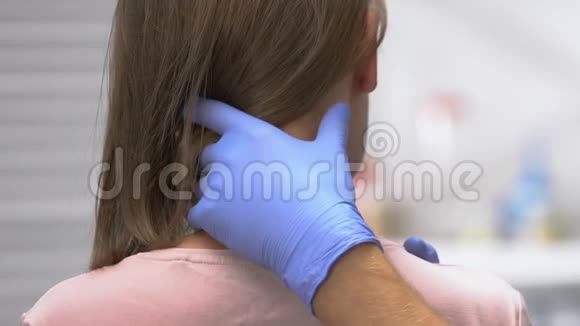 手动治疗师检查触发区女性患者颈部后视视频的预览图