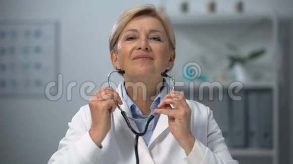 有经验的女性治疗师穿着听诊器在凸轮上显示横膈膜视频的预览图
