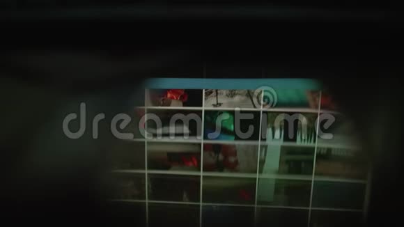 智能手机中带有照片的计算机监视器的反射概念摘要视频的预览图
