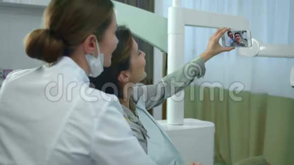 女孩和牙医在手机上自拍视频的预览图
