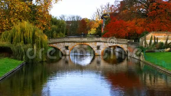 英国剑桥的历史桥景秋日阴天视频的预览图