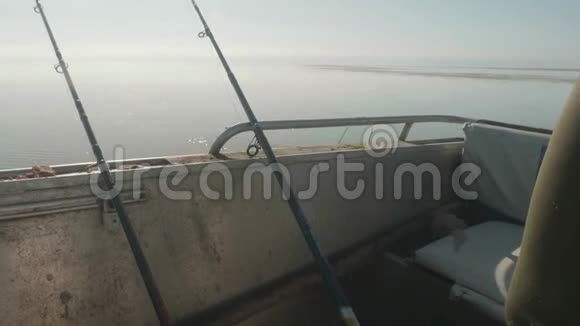 钓竿在船上渔夫把鱼拉在钓鱼线上到allumium船上视频的预览图
