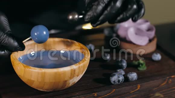 糕点厨师正在制作人造浆果用于添加蓝莓蛋糕和特写视频的预览图