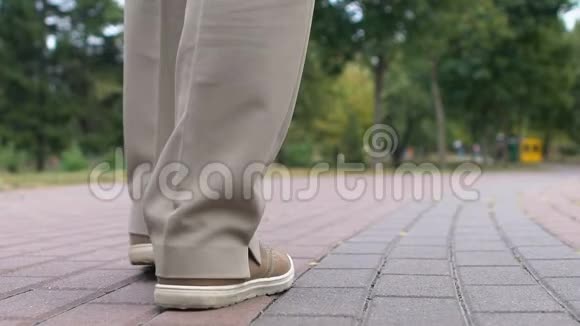 女腿步行公园路径健康改善日常训练活力视频的预览图