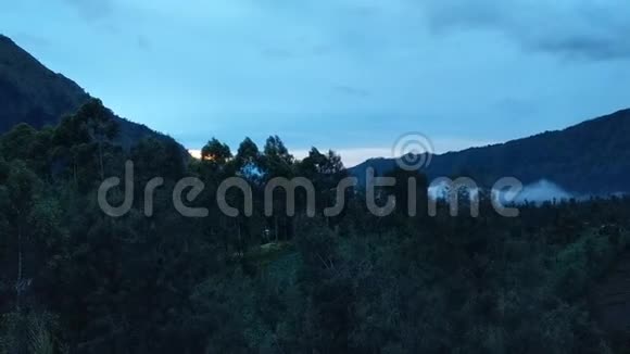 从另一座山顶别墅俯瞰山顶视频的预览图