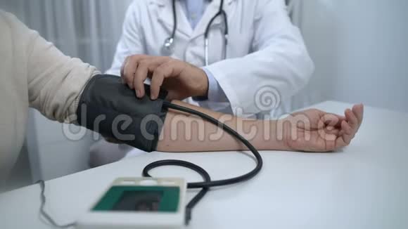自信的医生检查病人的血压并给出建议健康视频的预览图
