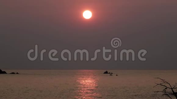 马拉维湖黎明与传统渔夫视频的预览图