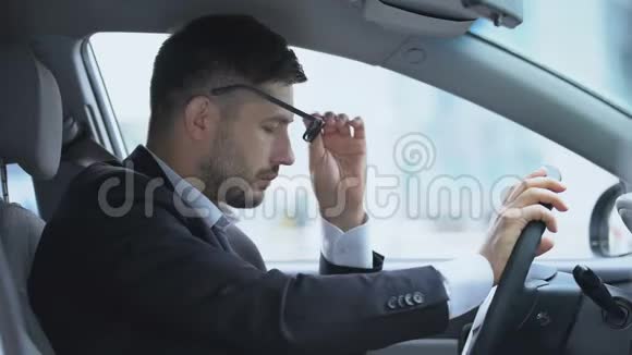 开车的人有视力问题戴眼镜戴眼镜戴眼睛视频的预览图