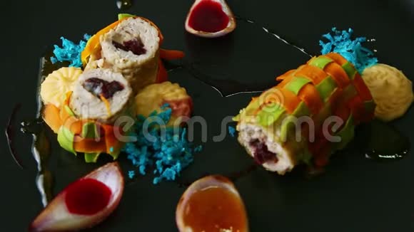 上景特写精致装饰的肉馅蔬菜卷视频的预览图